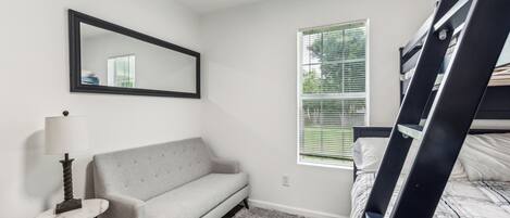 3 habitaciones, tabla de planchar con plancha, wifi y ropa de cama