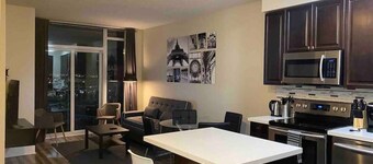 Luxurious 1 Bedroom+ Den, 1 Bath Condo/ Square One
