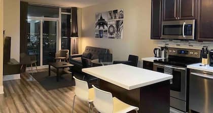 Luxurious 1 Bedroom+ Den, 1 Bath Condo/ Square One