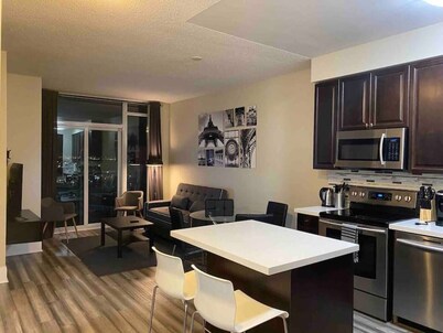 Luxurious 1 Bedroom+ Den, 1 Bath Condo/ Square One