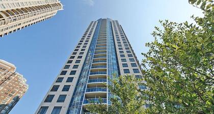 Luxurious 1 Bedroom+ Den, 1 Bath Condo/ Square One