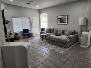 Living area - Cozy desert oasis 3-bedroom house with AC, WiFi in beautiful Sahuarita (Sahuarita)