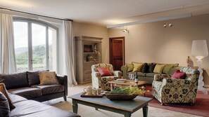 Fernseher, Kamin, Tischtennisplatte