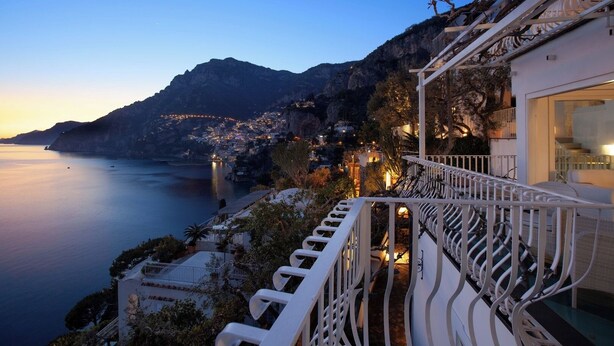 A coastal hotel with a balcony overlooking the sea and a mountainous backdrop. - Casa Dalila, walking distance from Positano (Provincia di Salerno)