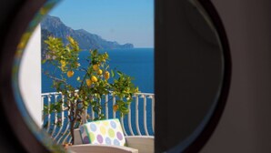 A view through a window with a balcony, featuring a mountain and the sea. - Casa Dalila, walking distance from Positano (Provincia di Salerno)