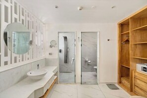 Un bagno moderno con uno specchio grande, un lavandino, una doccia e un mobile bagno in legno.