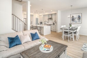 Smart TV, books - Brand New Cozy & Modern Family Home, AC/ Garage/ Sleep 14 (Calgary)