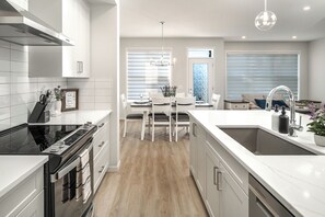 Fridge, microwave, oven, stovetop - Brand New Cozy & Modern Family Home, AC/ Garage/ Sleep 14 (Calgary)