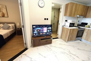 1 bedroom, iron/ironing board, WiFi, bed sheets - 1 Bed Junior near Cleveland and Galleria Mall! (Abu Dhabi)