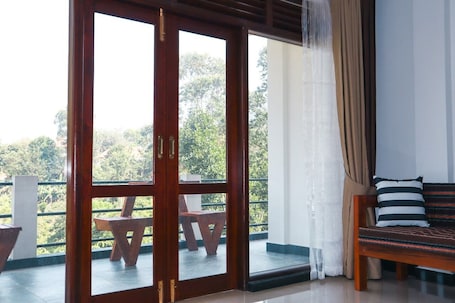 Minibar y espacio para trabajar con laptop