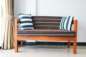 Minibar y espacio para trabajar con un portátil