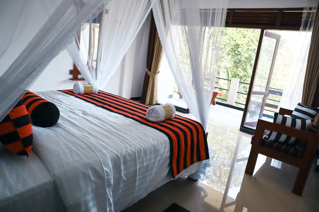 Minibar y espacio para trabajar con laptop 