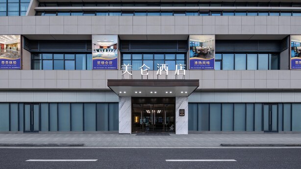 Un hôtel doté d’une façade moderne, de grandes fenêtres et d’une entrée imposante.