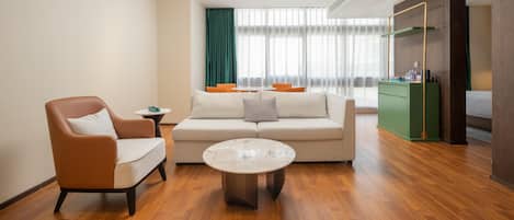 Una sala de estar moderna con un sofá, un sillón y una mesa de centro.