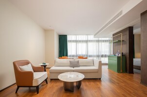 Una sala de estar moderna con un sofá, un sillón y una mesa de centro.