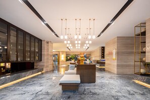 A modern lobby with a marble floor, a reception desk, and a seating area. - Madison Hotel Yangzhou East High-speed Railway Sta (Yangzhou)