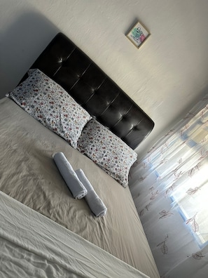 2 chambres, fer et planche à repasser, Wi-Fi gratuit, draps fournis