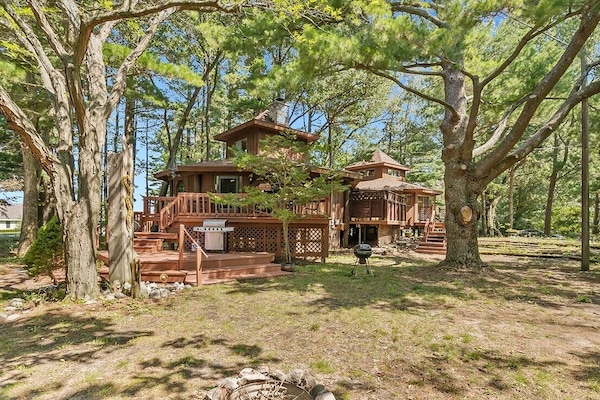 Welcome to one of a kind Silver Lake Tree House. All entry accessed