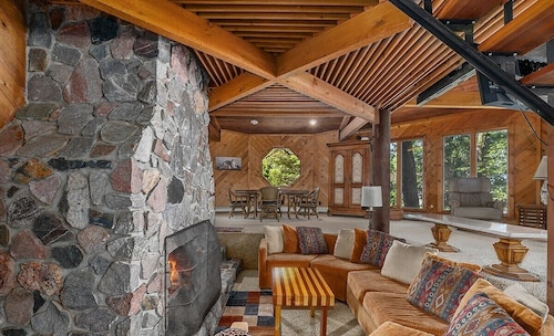 Unique, Silver Lake Tree House in popular beach town. It's one of a kind.