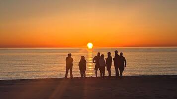 Aurinkotuoleja, rantapyyhkeitä