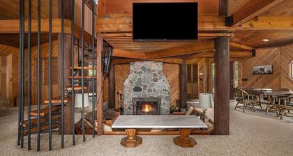 Unique, Silver Lake Tree House in popular beach town. It's one of a kind.