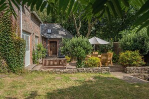 Outdoor dining - Coach House, Holiday Cottage Stackpole , Sleeps 8, 4 bedrooms,  bathrooms (Pembroke)