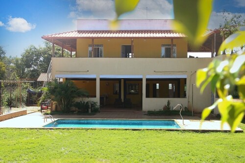 Welcoming property, easy access with swimming pool.