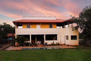 Exterior - Welcoming property, easy access with swimming pool. (Jaboticatubas)