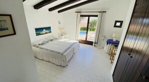 4 habitaciones, tabla de planchar con plancha, wifi y ropa de cama