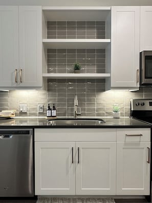 Micro-ondes, four, plaque de cuisson, lave-vaisselle