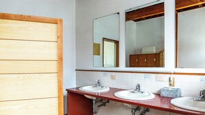 Bathroom - Naoshima Tsutsujiso Lodge (Naoshima)
