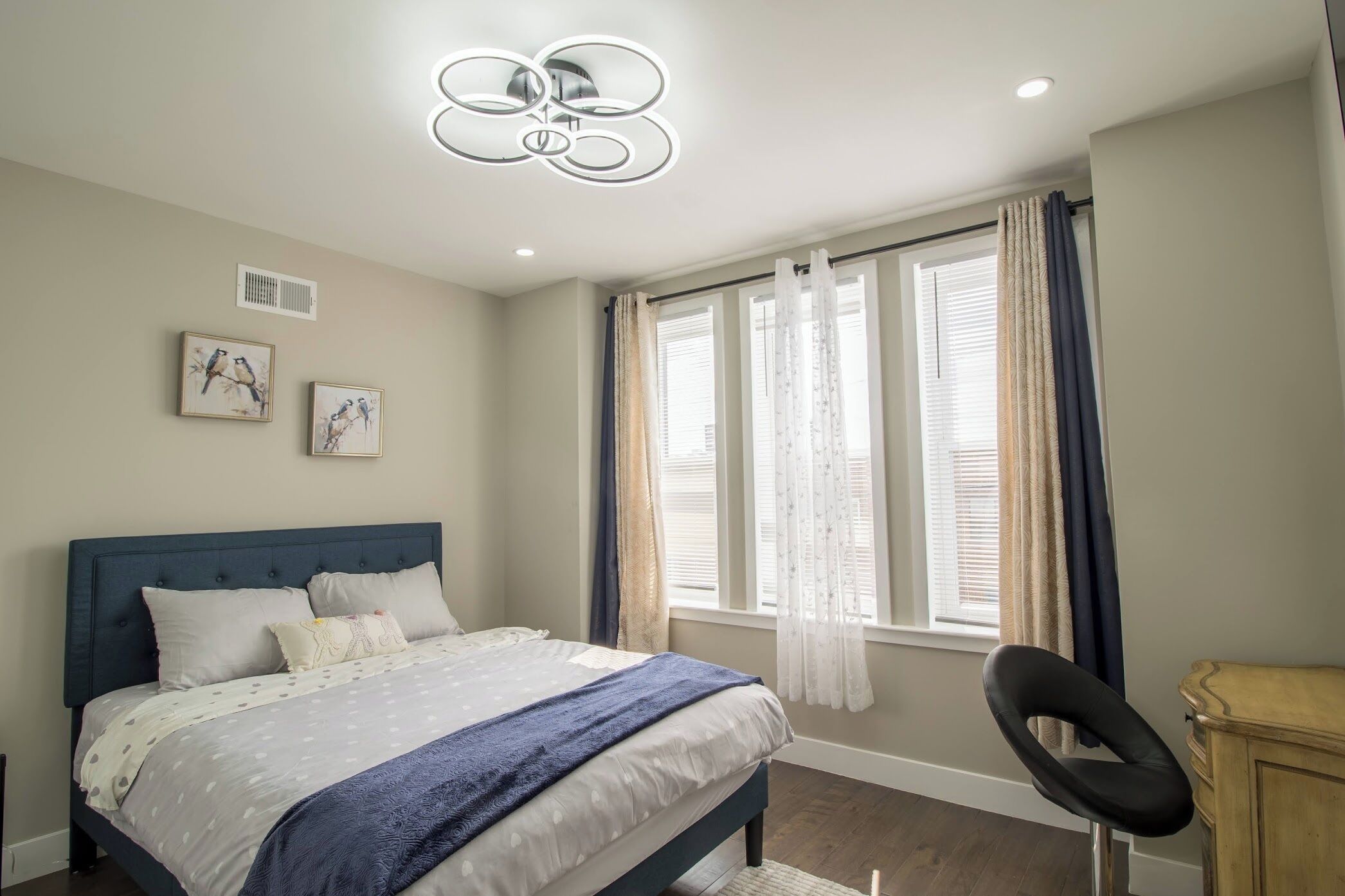 4 makuuhuonetta, silitysrauta/-lauta, ilmainen Wi-Fi, vuodevaatteet