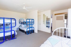 3 bedrooms, iron/ironing board, WiFi, bed sheets