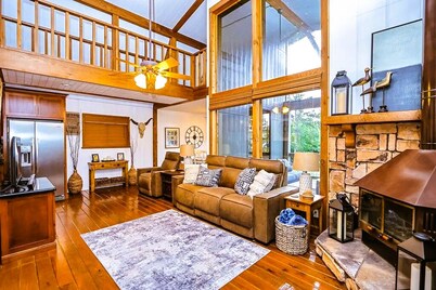 Lake Views, Short Walk to Water, Joy Rock Garden, Sleeps 7