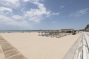 På stranden