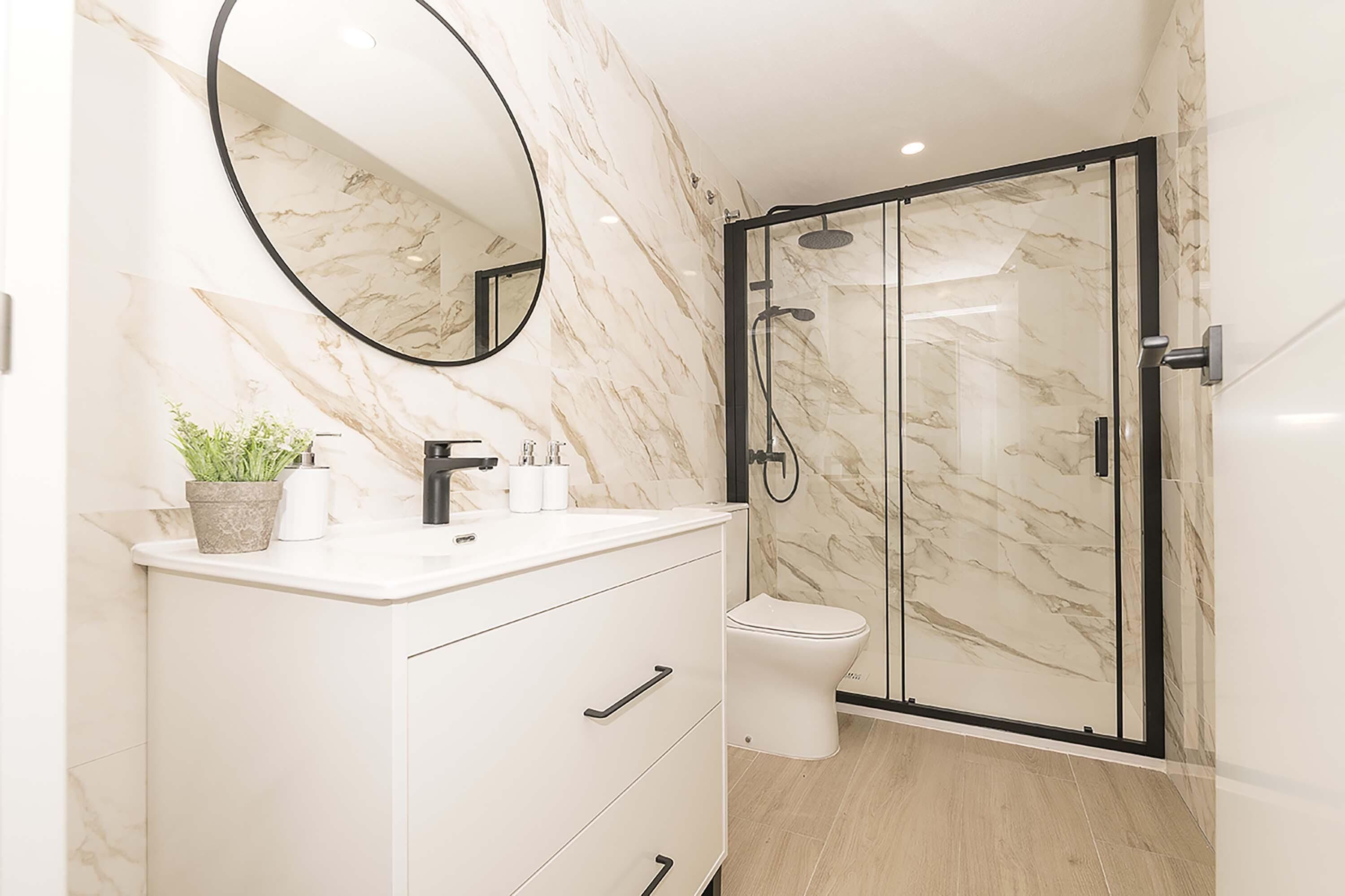 Een douche, een haardroger, een bidet, handdoeken