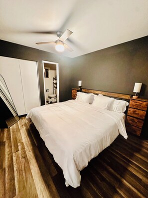 4 chambres, bureau, fer et planche à repasser, lit parapluie