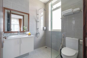 Shower, rainfall showerhead, designer toiletries, hair dryer - PINE VIEW HOTEL DALAT (Da Lat)