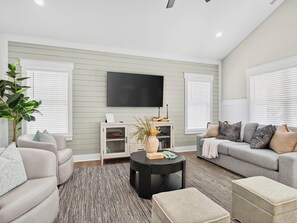 Smart-TV, Kamin, Bücher