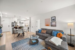 Fernseher, Kamin, Tischfußball, Tischtennisplatte