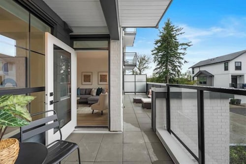 Chic Condo w/ Stylish Amenities in White Rock