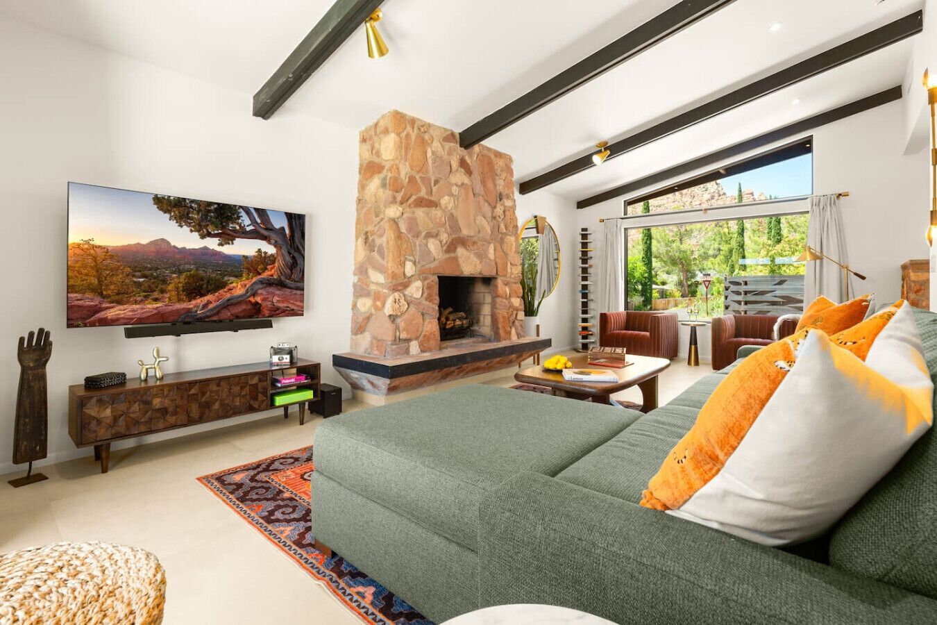 Televisión, chimenea y estéreo 
