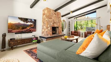 Televisión, chimenea y estéreo