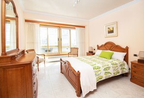 4 chambres, bureau, fer et planche Ă repasser, accĂšs au Wi-Fi (inclus)