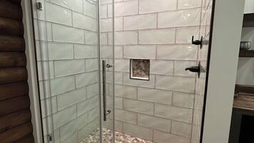 Douche, sĂšche-cheveux, serviettes fournies, savon