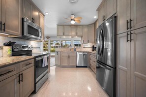 Frigorifero, microonde, forno, piano cottura