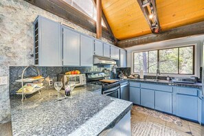 Fridge, microwave, oven, stovetop - Red Rock Views w/Best Location and Wellness Touch! (Sedona)