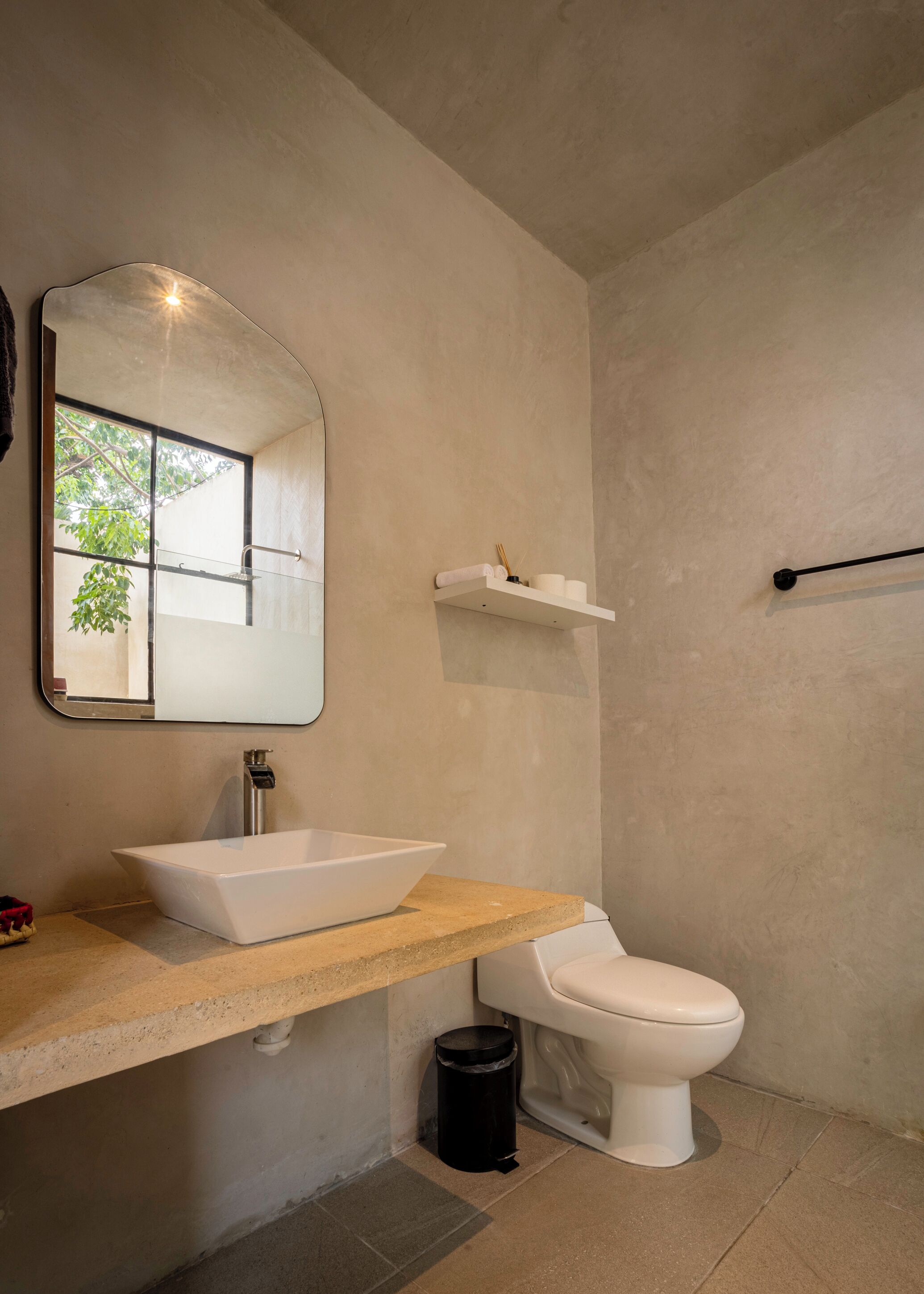 Sèche-cheveux, serviettes fournies, savon, papier toilette