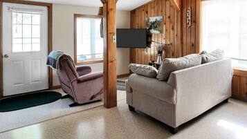 Smart-tv, een open haard en boeken