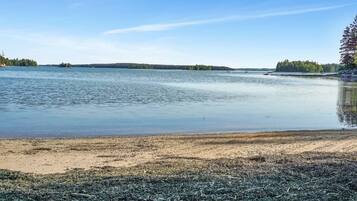 På stranden og solsenger